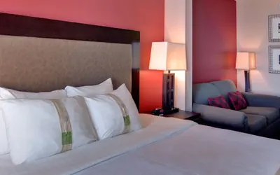 Photo 3 - Holiday Inn & Suites Bakersfield by IHG