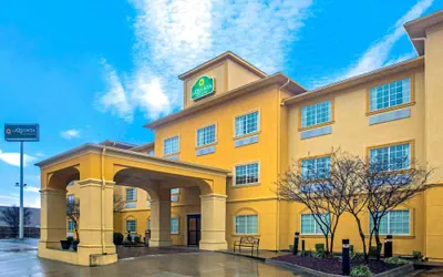 Photo 2 - La Quinta Inn & Suites by Wyndham Fort Smith