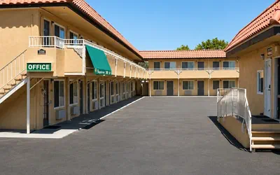 Photo 2 - Vagabond Inn Hemet