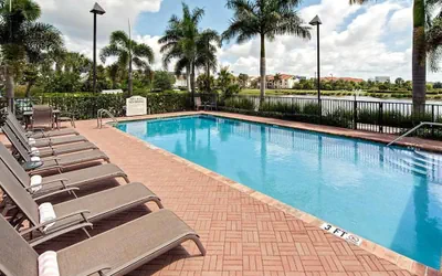Photo 2 - Hawthorn Extended Stay by Wyndham West Palm Beach Airport