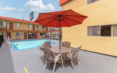 Photo 2 - Howard Johnson Suites by Wyndham San Diego Chula Vista/BayFt