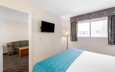 Photo 4 - Howard Johnson Suites by Wyndham San Diego Chula Vista/BayFt