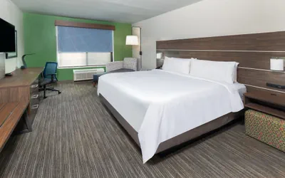 Photo 4 - Holiday Inn Express & Suites West by IHG