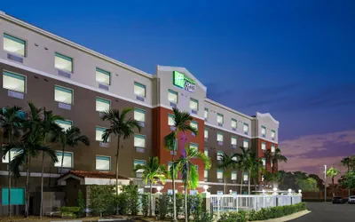 Photo 2 - Holiday Inn Express & Suites Pembroke Pines-Sheridan St by IHG