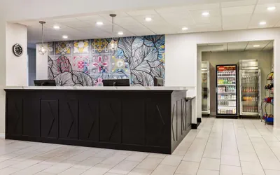 Photo 4 - La Quinta Inn & Suites by Wyndham Mt. Laurel - Philadelphia