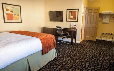 Photo 4 - Marinwood Inn & Suites