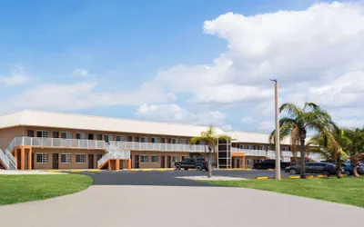 Photo 2 - Travelodge Suites by Wyndham Lake Okeechobee