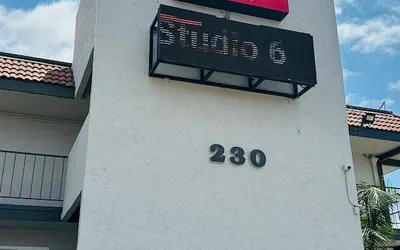 Photo 2 - Studio 6 Suites San Ysidro, CA -San Diego South Bay