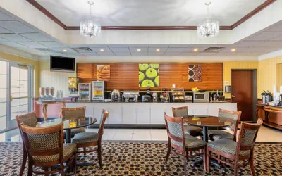 Photo 4 - La Quinta Inn & Suites by Wyndham Dodge City