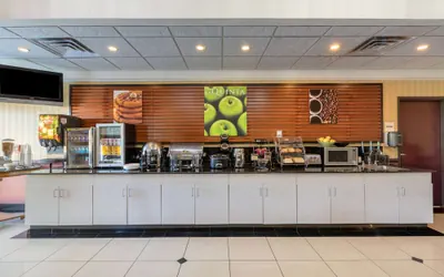 Photo 3 - La Quinta Inn & Suites by Wyndham Dodge City