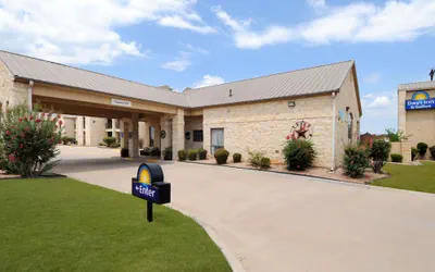 Photo 2 - Days Inn & Suites by Wyndham Llano