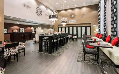Photo 3 - Hampton Inn & Suites Orlando-John Young Pkwy/S. Park