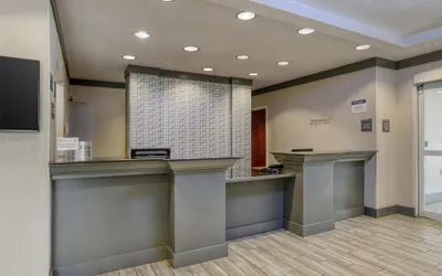 Photo 2 - Best Western Plus Philadelphia-Choctaw Hotel and Suites