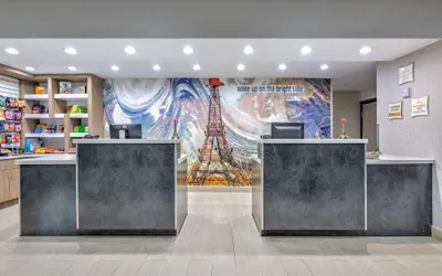 Photo 3 - La Quinta Inn & Suites by Wyndham Paris