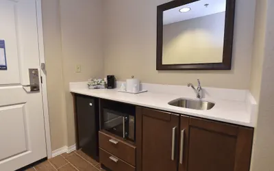 Photo 4 - Hampton Inn & Suites Alexandria
