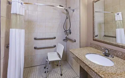 Photo 4 - La Quinta Inn & Suites by Wyndham Pearland - Houston South