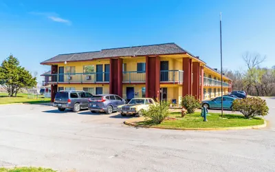 Photo 2 - Castle Inn & Suites By OYO Chickasha