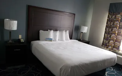 Photo 5 - Days Inn & Suites by Wyndham Cleburne TX