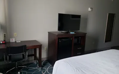 Photo 4 - Days Inn & Suites by Wyndham Cleburne TX