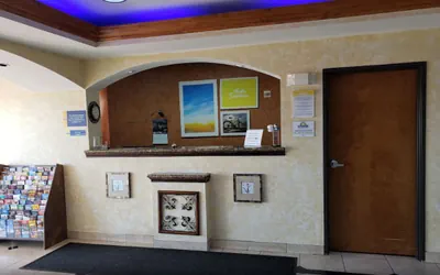 Photo 3 - Days Inn & Suites by Wyndham Cleburne TX