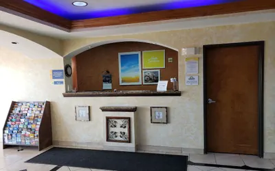 Photo 2 - Days Inn & Suites by Wyndham Cleburne TX