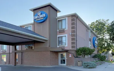 Photo 2 - Town House Extended Stay Hotel Downtown