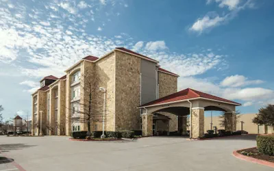 Photo 2 - La Quinta Inn & Suites by Wyndham Mansfield TX