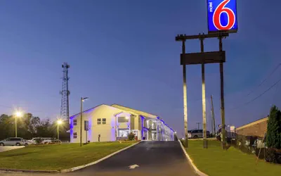 Photo 2 - Motel 6 Commerce, GA