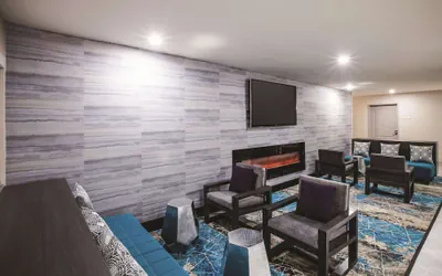 Photo 3 - La Quinta Inn & Suites by Wyndham Walker - Denham Springs