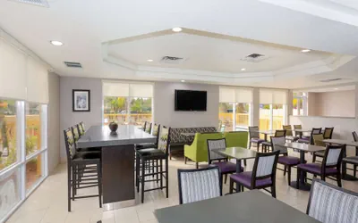 Photo 2 - La Quinta Inn & Suites by Wyndham Mobile - Daphne