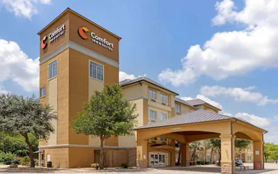 Photo 2 - Comfort Inn & Suites Near Six Flags & Medical Center
