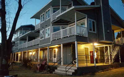 Photo 2 - Snug Harbor Inn