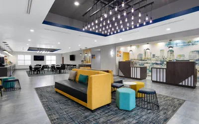 Photo 4 - La Quinta Inn & Suites by Wyndham Tampa Central