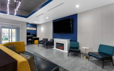 Photo 5 - La Quinta Inn & Suites by Wyndham Tampa Central