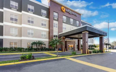 Photo 2 - La Quinta Inn & Suites by Wyndham Tampa Central