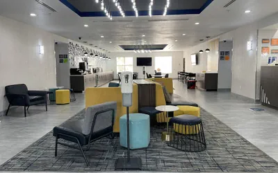 Photo 3 - La Quinta Inn & Suites by Wyndham Tampa Central