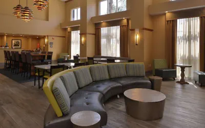 Photo 4 - Hampton Inn & Suites Bakersfield North-Airport