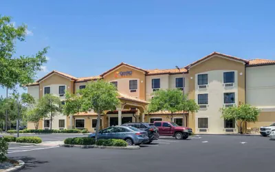 Photo 2 - Comfort Inn & Suites Northeast - Gateway