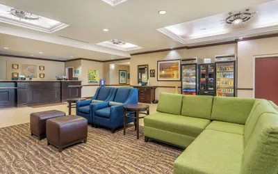 Photo 4 - Comfort Inn & Suites Northeast - Gateway