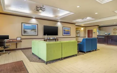 Photo 3 - Comfort Inn & Suites Northeast - Gateway