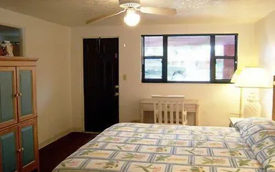 Photo 4 - Lake Roy Beach Inn