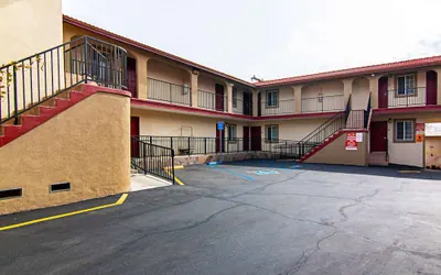 Photo 2 - Econo Lodge Long Beach I-405
