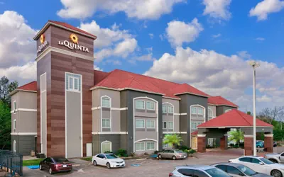 Photo 2 - La Quinta Inn & Suites by Wyndham Palestine