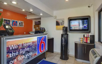 Photo 3 - Motel 6 Tempe, AZ - Broadway - ASU