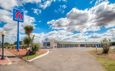 Photo 2 - Motel 6 Van Horn, TX