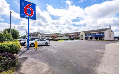 Photo 2 - Motel 6 Anniston, AL