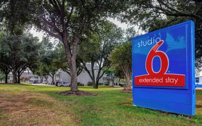 Photo 2 - Studio 6 Arlington, TX - South - Dallas