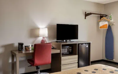 Photo 5 - Econo Lodge Inn & Suites Canandaigua - Fingers Lake Area