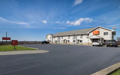 Photo 2 - Econo Lodge Inn & Suites Canandaigua - Fingers Lake Area
