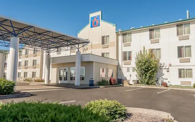 Photo 2 - Motel 6 Redmond, OR